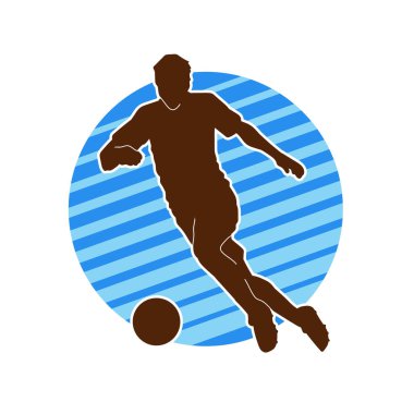 Top tekmeleyen bir erkek futbolcunun silueti. Hareket halindeki bir futbolcunun silueti.