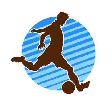 Top tekmeleyen bir erkek futbolcunun silueti. Hareket halindeki bir futbolcunun silueti.