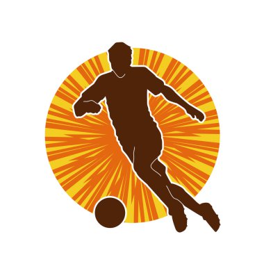 Top tekmeleyen bir erkek futbolcunun silueti. Hareket halindeki bir futbolcunun silueti.