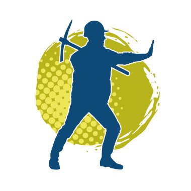 Görev sırasında baltayla dolaşan işçi kostümlü bir adamın silüeti. Bir madencinin hareket halindeki silueti balta aracı ile poz verir.