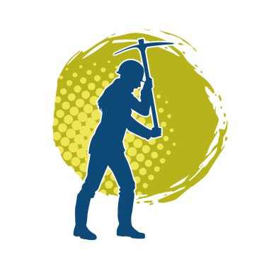 Kazma aletle poz veren, işçi kostümü giyen bir kadının silueti. Kazma aleti taşıyan madenci kostümlü bir kadının silueti..