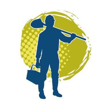 Kürek taşıyan bir işçinin silüeti. Bir işçinin hareket halindeki silueti kürek aracı kullanarak poz verir.