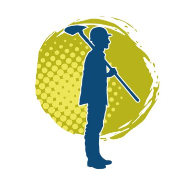 Kürek taşıyan bir işçinin silüeti. Bir işçinin hareket halindeki silueti kürek aracı kullanarak poz verir.