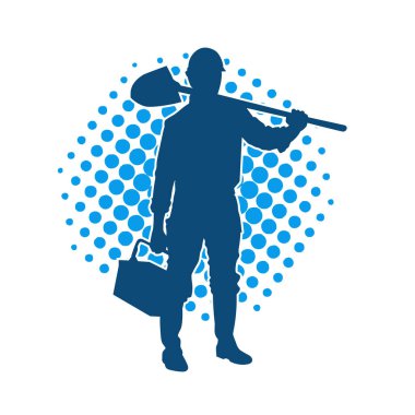 Kürek taşıyan bir işçinin silüeti. Bir işçinin hareket halindeki silueti kürek aracı kullanarak poz verir.