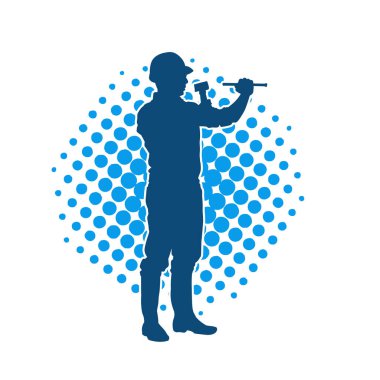 Çekiç aleti taşıyan bir işçinin silüeti. Hareket halindeki bir işçinin silueti çekiç aleti ile poz verir.