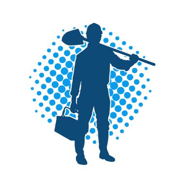 Kürek taşıyan bir işçinin silüeti. Bir işçinin hareket halindeki silueti kürek aracı kullanarak poz verir.