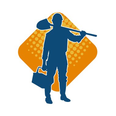 Kürek taşıyan bir işçinin silüeti. Bir işçinin hareket halindeki silueti kürek aracı kullanarak poz verir.