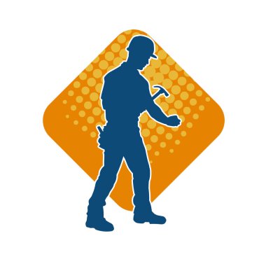 Çekiç aleti taşıyan bir işçinin silüeti. Hareket halindeki bir işçinin silueti çekiç aleti ile poz verir.