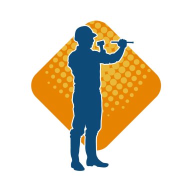 Çekiç aleti taşıyan bir işçinin silüeti. Hareket halindeki bir işçinin silueti çekiç aleti ile poz verir.