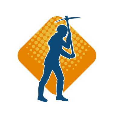 Kazma aletle poz veren, işçi kostümü giyen bir kadının silueti. Kazma aleti taşıyan madenci kostümlü bir kadının silueti..