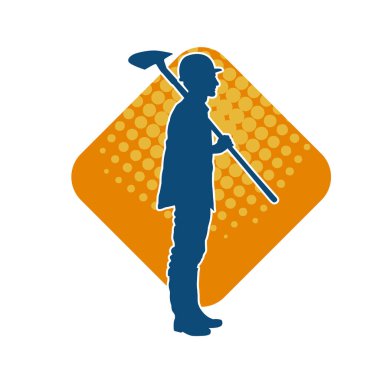 Kürek taşıyan bir işçinin silüeti. Bir işçinin hareket halindeki silueti kürek aracı kullanarak poz verir.