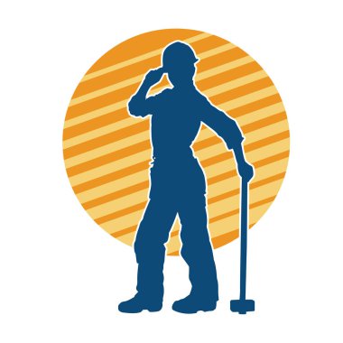 Çalışan bir işçinin silueti balyoz aletini kullanarak hareket halinde poz verir.