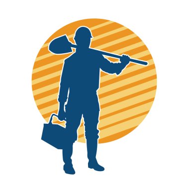 Kürek taşıyan bir işçinin silüeti. Bir işçinin hareket halindeki silueti kürek aracı kullanarak poz verir.