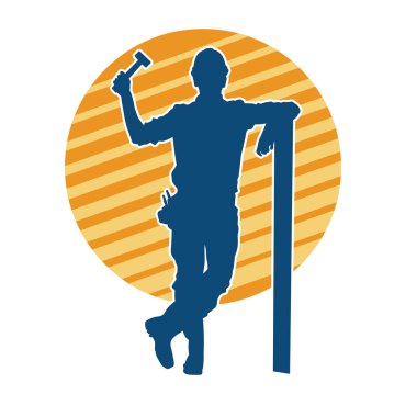 Tahta taşıyan bir inşaat işçisinin silueti..