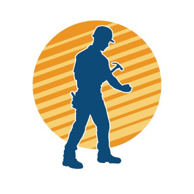 Çekiç aleti taşıyan bir işçinin silüeti. Hareket halindeki bir işçinin silueti çekiç aleti ile poz verir.