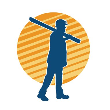 Tahta taşıyan bir inşaat işçisinin silueti..