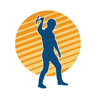 Hareket halindeki bir işçinin silueti, baltasını kullanarak poz verir..