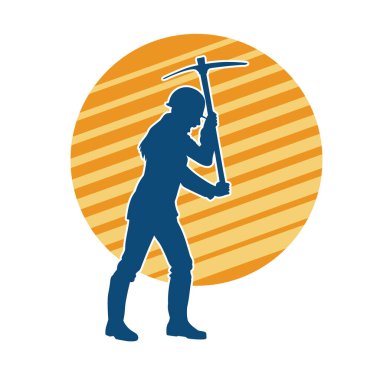 Kazma aletle poz veren, işçi kostümü giyen bir kadının silueti. Kazma aleti taşıyan madenci kostümlü bir kadının silueti..