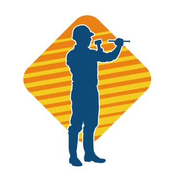 Çekiç aleti taşıyan bir işçinin silüeti. Hareket halindeki bir işçinin silueti çekiç aleti ile poz verir.