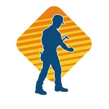 Çekiç aleti taşıyan bir işçinin silüeti. Hareket halindeki bir işçinin silueti çekiç aleti ile poz verir.