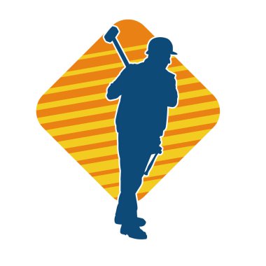 Çalışan bir işçinin silueti balyoz aletini kullanarak hareket halinde poz verir.