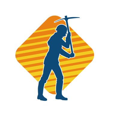 Kazma aletle poz veren, işçi kostümü giyen bir kadının silueti. Kazma aleti taşıyan madenci kostümlü bir kadının silueti..