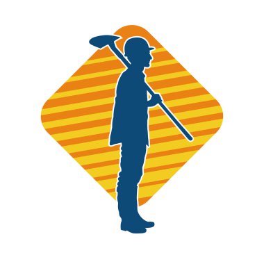 Kürek taşıyan bir işçinin silüeti. Bir işçinin hareket halindeki silueti kürek aracı kullanarak poz verir.