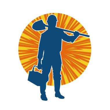 Kürek taşıyan bir işçinin silüeti. Bir işçinin hareket halindeki silueti kürek aracı kullanarak poz verir.