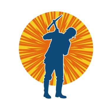 Görev sırasında baltayla dolaşan işçi kostümlü bir adamın silüeti. Bir madencinin hareket halindeki silueti balta aracı ile poz verir.