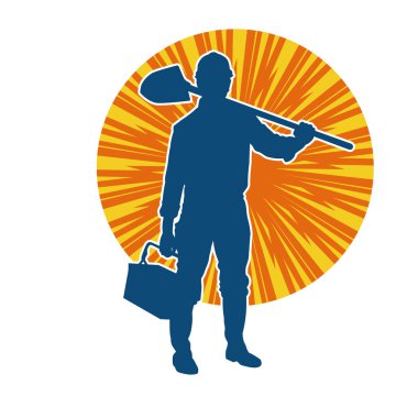 Kürek taşıyan bir işçinin silüeti. Bir işçinin hareket halindeki silueti kürek aracı kullanarak poz verir.