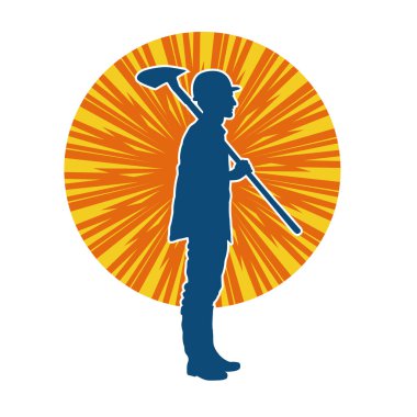 Kürek taşıyan bir işçinin silüeti. Bir işçinin hareket halindeki silueti kürek aracı kullanarak poz verir.