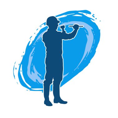 Çekiç aleti taşıyan bir işçinin silüeti. Hareket halindeki bir işçinin silueti çekiç aleti ile poz verir.