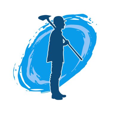 Kürek taşıyan bir işçinin silüeti. Bir işçinin hareket halindeki silueti kürek aracı kullanarak poz verir.