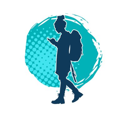 Sırt çantalı bir kadın gezginin silüeti.