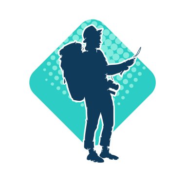 Sırt çantalı bir kadın gezginin silüeti.