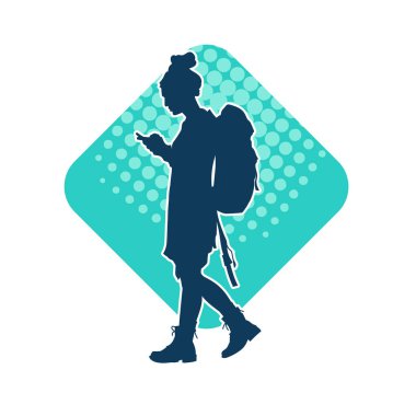 Sırt çantalı bir kadın gezginin silüeti.