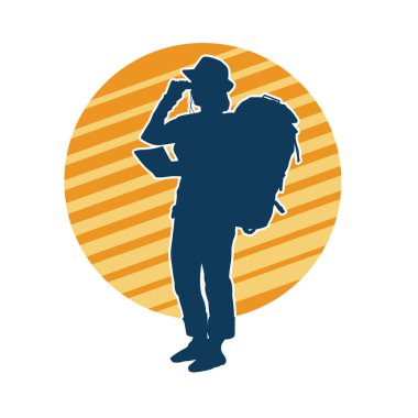 Sırt çantalı bir kadın gezginin silüeti.