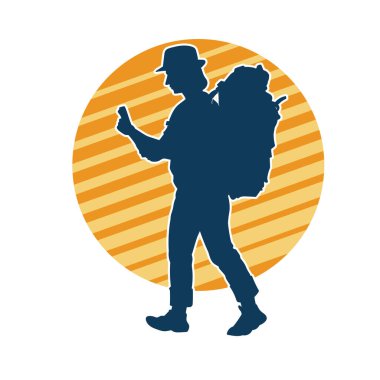 Sırt çantalı bir kadın gezginin silüeti.