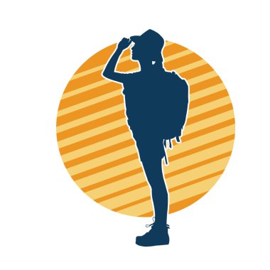 Sırt çantalı bir kadın gezginin silüeti.