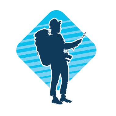 Sırt çantalı bir kadın gezginin silüeti.