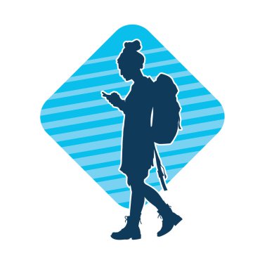 Sırt çantalı bir kadın gezginin silüeti.