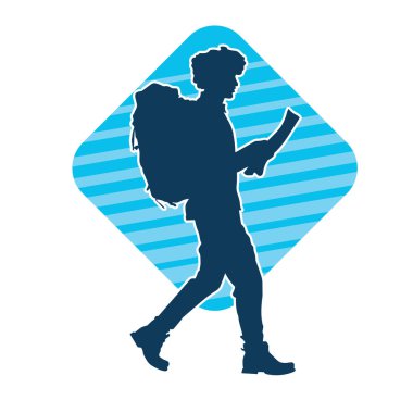 Sırt çantalı bir erkek gezginin silueti.