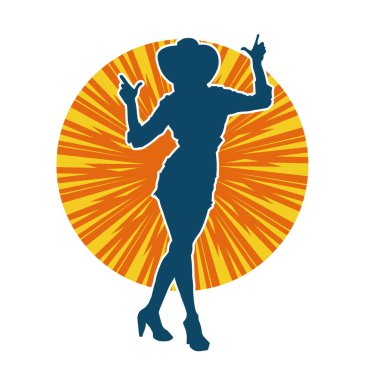 Kovboy kostümü giymiş bir kadın modelin silueti. Poz vermiş bir kovboy kızın silueti..