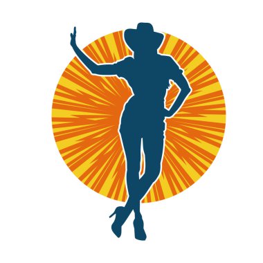 Kovboy kostümü giymiş bir kadın modelin silueti. Poz vermiş bir kovboy kızın silueti..