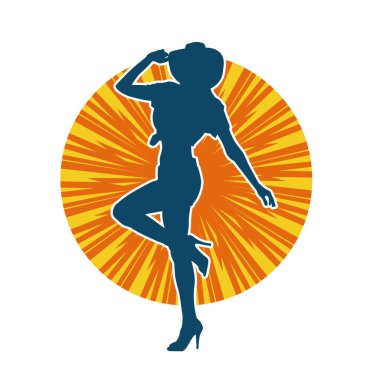 Kovboy kostümü giymiş bir kadın modelin silueti. Poz vermiş bir kovboy kızın silueti..