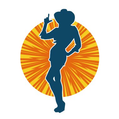 Kovboy kostümü giymiş bir kadın modelin silueti. Poz vermiş bir kovboy kızın silueti..