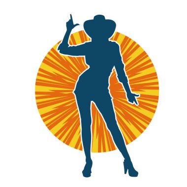 Kovboy kostümü giymiş bir kadın modelin silueti. Poz vermiş bir kovboy kızın silueti..