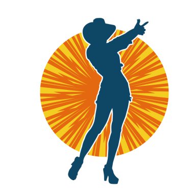 Kovboy kostümü giymiş bir kadın modelin silueti. Poz vermiş bir kovboy kızın silueti..