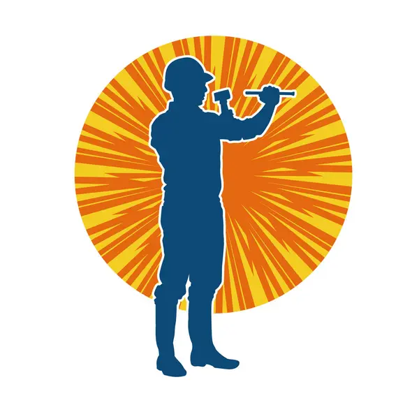 Çekiç aleti taşıyan bir işçinin silüeti. Hareket halindeki bir işçinin silueti çekiç aleti ile poz verir.