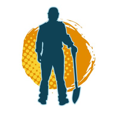 Kürek taşıyan bir işçinin silüeti. Bir işçinin hareket halindeki silueti kürek aracı kullanarak poz verir.